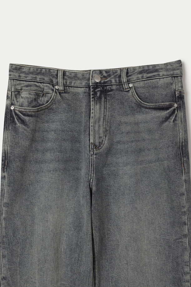 세련된 돌청 워싱 디테일이 돋보이는 여성용 와이드 데님 팬츠입니다. 넉넉한 루즈핏으로 편안함과 스타일리시함을 동시에 만족시키며, 데이트룩이나 산책룩에 활용하기 좋습니다. 그레이 컬러의 무지 디자인으로 어떤 상의와도 쉽게 매치하여 캐주얼하고 미니멀한 스타일을 연출할 수 있습니다. 봄, 여름, 가을, 계절에 구애받지 않고 즐겨 입을 수 있으며 뻣뻣한 데님 소재 특유의 견고한 느낌을 선사합니다. 밴딩이 없어 깔끔한 핏을 연출하며, 워싱 디테일이 빈티지한 무드를 더합니다.
