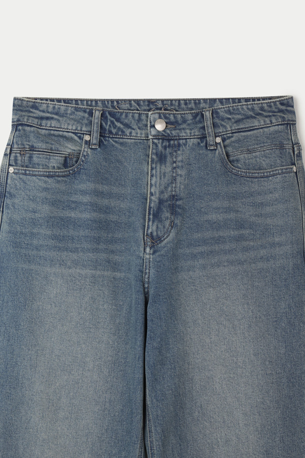 중청 와이드 데님팬츠는 편안하고 스타일리시한 일상룩을 위한 완벽한 선택입니다. 캐주얼과 빈티지 무드를 동시에 느낄 수 있으며, 사계절 내내 활용 가능한 실용적인 아이템입니다. 넉넉한 와이드 핏과 루즈핏으로 편안한 착용감을 제공하며, 빈티지 워싱과 스트레치 데님 소재로 활동성을 높였습니다. 코인포켓, 켄톤 단추, 지퍼, 더블 스티치 등 디테일 요소들이 돋보이며, 동네 마실룩 또는 여행룩에 미니멀한 스타일을 더해줍니다.
