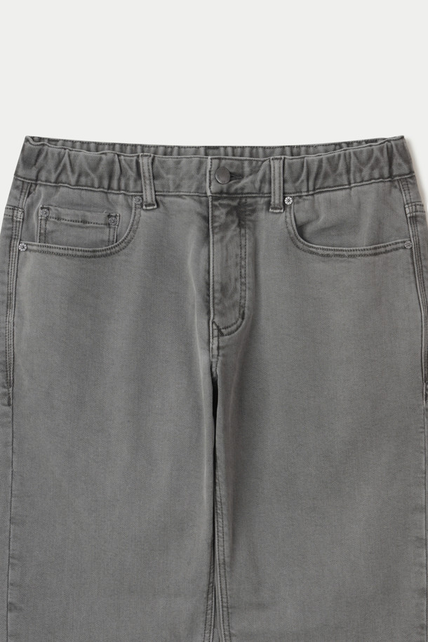 컬러다잉 힙스터 데님 팬츠는 가먼트 다잉 기법으로 빈티지한 그레이 컬러감을 살린 데님 팬츠입니다. 스트레치 데님 소재를 사용하여 편안한 착용감을 제공하며, 슬림핏과 힙스터핏으로 캐주얼 또는 포멀 스타일 모두 연출 가능합니다. 출근룩과 비즈니스 캐주얼에 적합하며, 클래식, 미니멀 스타일을 선호하는 분들께 추천합니다. 보온성을 높이기 위해 기모 처리를 하였으며, 켄톤 단추와 지퍼, 더블 스티치로 내구성을 강화했습니다. 세탁 시에는 단독 세탁을 권장합니다.
