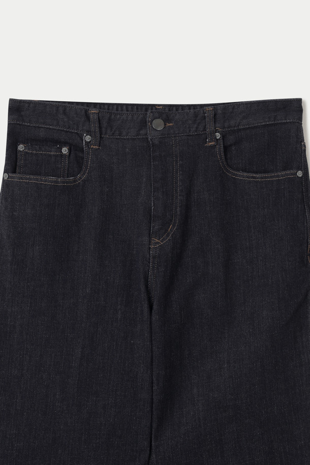 RAW(로우) 루즈 스트레이트 데님 팬츠는 모던하고 캐주얼한 스타일을 추구하는 분들을 위한 사계절용 데님 팬츠입니다. 인디고 컬러의 무지 디자인으로, 데이트룩과 쇼핑룩 등 다양한 TPO에 활용하기 좋습니다. 면과 폴리우레탄 혼방 소재로 제작되어 편안한 착용감을 선사하며, 루즈 핏과 스트레이트 핏으로 편안하면서도 스타일리시한 핏을 연출합니다. 센터프레스, 켄톤 단추, 지퍼, 더블 스티치, 논페이드, 스트레치 디테일이 더해져 완성도를 높였습니다. 미니멀하고 클래식한 스타일을 선호하는 분들께 추천합니다.
