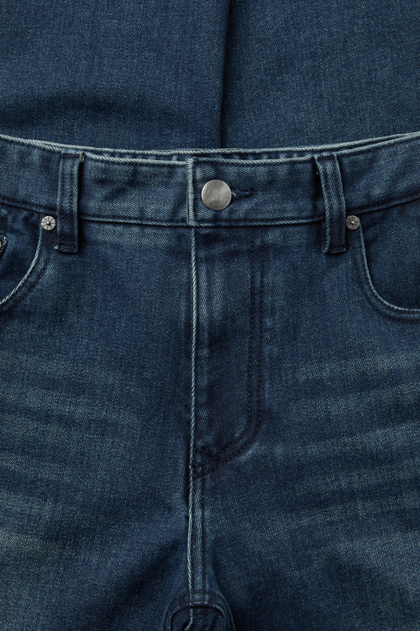 이중지 중청 힙스터 데님팬츠는 캐주얼과 빈티지 스타일을 모두 만족시키는 남성용 데님 팬츠입니다. 힙스터핏과 슬림핏으로 디자인되어 세련된 실루엣을 연출하며, 두꺼운 이중지 원단으로 제작되어 내구성이 뛰어납니다. 중청 컬러에 브러쉬 워싱과 캣 워싱 기법을 더해 자연스러운 빈티지 무드를 살렸습니다. 켄톤 단추와 지퍼, 더블 스티치 마감으로 꼼꼼하게 제작되었으며, 스트레치 데님 소재로 편안한 착용감을 제공합니다. 데이트룩, 여행룩 등 다양한 TPO에 활용 가능하며, 캐주얼, 클래식, 미니멀 스타일 모두에 잘 어울립니다.
