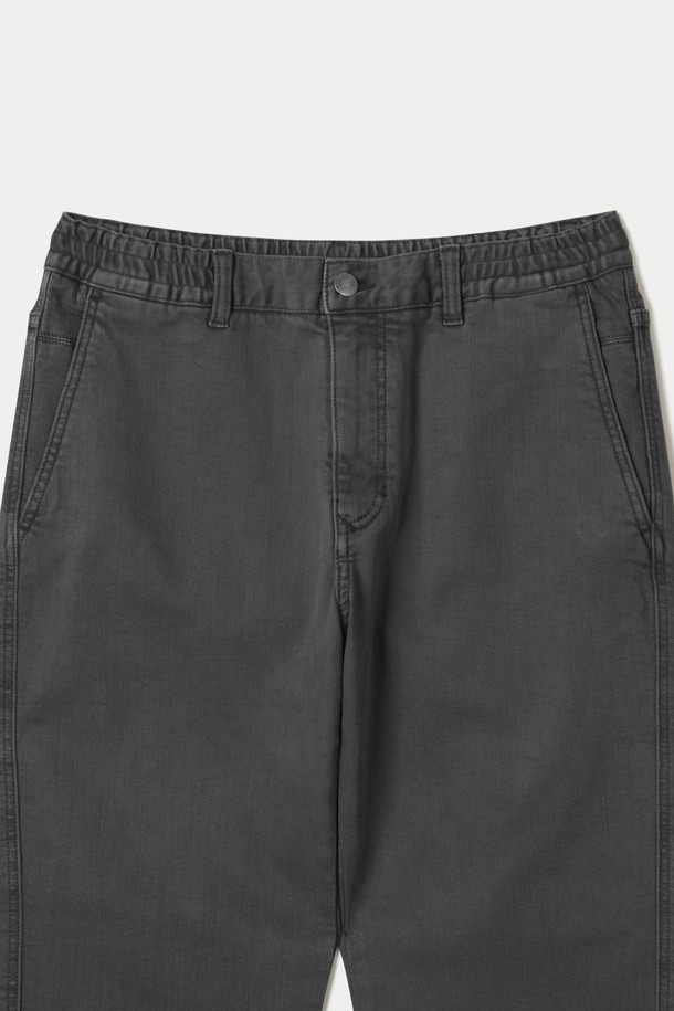 기모 루나다잉 릴렉스 데님팬츠는 부드러운 기모 안감으로 따뜻함을 더한 겨울용 데님 팬츠입니다. 가먼트 다잉 기법으로 빈티지한 멋을 살렸으며, 신축성 있는 스트레치 데님 소재를 사용하여 편안한 착용감을 제공합니다. 릴렉스 핏으로 활동성을 높였으며, 켄톤 단추와 지퍼, 더블 스티치 마감으로 튼튼하게 제작되었습니다. 캐주얼부터 포멀까지 다양한 스타일을 소화할 수 있으며, 그레이 컬러로 어떤 상의에도 매치하기 용이합니다. 이염에 주의하여 단독 세탁하는 것을 권장합니다.
