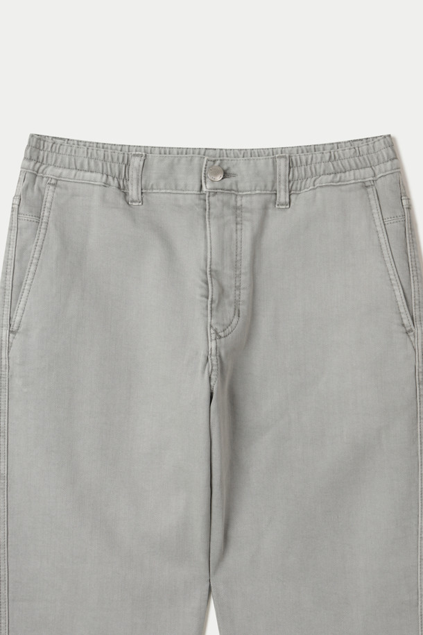 기모 루나다잉 릴렉스 데님 팬츠는 부드러운 기모 안감으로 따뜻함을 더한 겨울용 데님 팬츠입니다. 가먼트 다잉 기법을 사용하여 은은하고 자연스러운 색감의 그레이 컬러를 구현했으며, 스트레치 데님 소재로 편안한 착용감을 선사합니다. 릴렉스 핏으로 여유로운 실루엣을 연출하며, 켄톤 단추와 지퍼, 더블 스티치 보강으로 내구성을 높였습니다. 출근룩과 비즈니스 캐주얼은 물론 캐주얼, 클래식, 미니멀 스타일까지 소화 가능한 활용도 높은 아이템입니다. 단독 세탁을 권장합니다.
