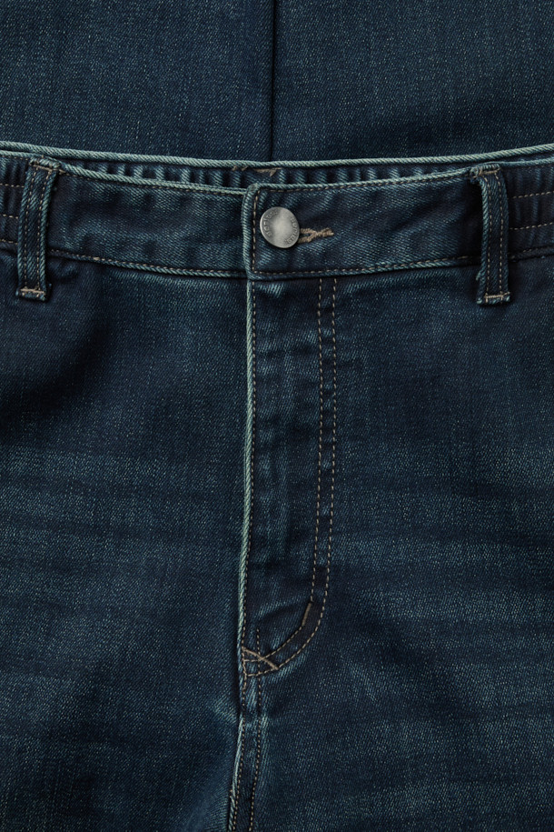 이중지 중청 릴렉스 데님팬츠는 캐주얼, 미니멀, 클래식 스타일을 아우르는 데님팬츠입니다. 릴렉스핏으로 편안한 착용감을 선사하며, 이중지 원단을 사용하여 두꺼운 두께감과 탄탄한 내구성을 자랑합니다. 빈티지 워싱과 켄톤 단추, 지퍼 디테일이 돋보이며, 스트레치 소재로 활동성을 높였습니다. 넉넉한 핏과 중청 컬러는 데이트룩, 여행룩 등 다양한 TPO에 활용 가능하며, 더블 스티치 보강으로 튼튼하게 제작되었습니다.
