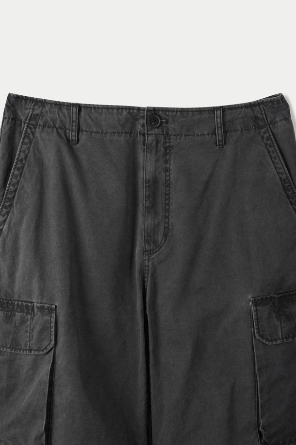 피그먼트 워싱 기법으로 빈티지한 매력을 더한 와이드 카고 팬츠입니다. 넉넉한 루즈핏으로 편안한 착용감을 선사하며, 봄, 여름, 가을 시즌에 활용하기 좋습니다. 면 소재로 제작되어 뻣뻣한 듯, 자연스러운 워싱 디테일이 돋보입니다. 넉넉한 카고 포켓은 실용성을 더하고, 캐주얼, 스트릿 스타일을 연출하기 좋습니다. 블랙 컬러의 무지 디자인으로 어떤 상의와도 쉽게 매치하여 다양한 스타일을 완성할 수 있습니다.
