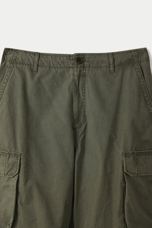 피그먼트 워싱 와이드 카고 팬츠는 밀리터리 무드와 빈티지한 스타일을 담아낸 카고 팬츠입니다. 면 소재로 제작되어 부드러운 촉감을 선사하며, 봄, 여름, 가을 시즌에 착용하기 좋습니다. 와이드핏으로 편안함을 강조했으며, 피그먼트 가공과 가먼트 워싱을 거쳐 자연스러운 색감과 빈티지한 멋을 더했습니다. 플랩 카고 포켓과 거셋 구조, 스트링 밑단 디테일로 실용성과 스타일을 모두 갖췄으며, 밑단 스트링으로 실루엣 조절이 가능합니다.
