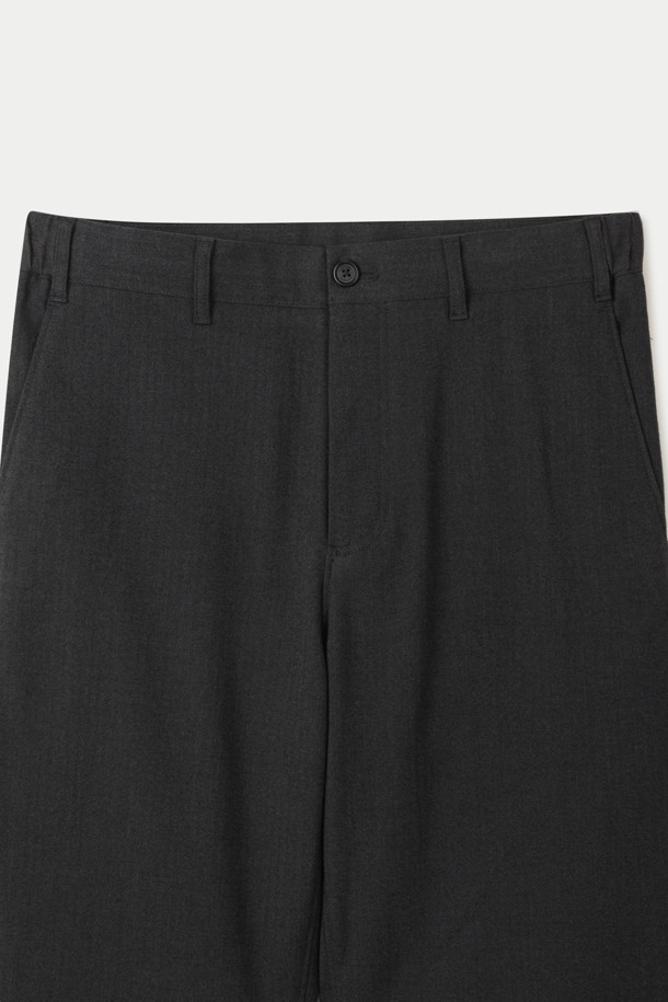 TR 기본 루즈 스트레이트 슬랙스는 남성용 슬랙스로, 일상 및 세미 포멀 스타일을 아우르는 활용도 높은 아이템입니다. 헤링본 패턴의 블랙 컬러, 긴 기장으로 출시되어 사계절 내내 착용 가능하며, 부드러운 촉감의 폴리에스터와 레이온 혼방 소재로 제작되었습니다. 루즈핏과 스트레이트 핏의 완벽한 조화는 편안함과 스타일리시함을 동시에 선사하며, 사이드 밴딩, 버팔로 혼 버튼, 뒷포켓 사선 배치, 뛰어난 신축성 등의 디테일로 완성도를 높였습니다. 비즈니스 캐주얼, 출근룩, 모임룩 등 다양한 TPO에 맞춰 클래식, 미니멀, 캐주얼 스타일을 연출해보세요.
