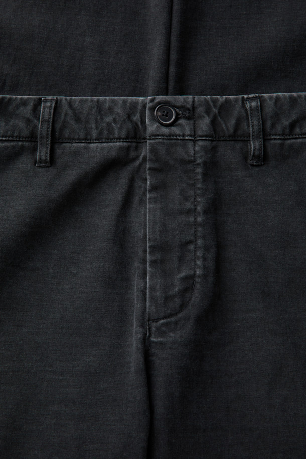 (SET UP) 듀카 프린트 릴렉스 팬츠는 캐주얼, 미니멀, 클래식 스타일을 추구하는 분들을 위한 릴렉스 핏의 바지입니다. 빈티지하고 캐주얼한 무드를 연출하며, 허리 양쪽 밴딩으로 편안한 착용감을 제공합니다. 블랙 컬러의 코튼 소재에 프린트 패턴이 돋보이며, 고밀도 안감과 피그먼트 코팅으로 제작되었습니다. 가먼트 워싱 처리, 버팔로 혼 버튼 디테일, 셋업 가능한 디자인이 특징입니다. 동네 마실룩, 여행룩 등 다양한 TPO에 활용할 수 있습니다.
