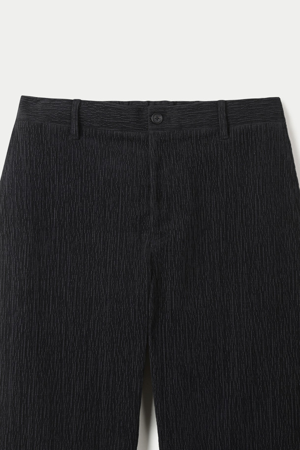 (SET UP) 크리즈 코듀로이 와이드 팬츠는 남성용 바지로, 가을과 겨울에 착용하기 좋습니다. 블랙 컬러의 루즈핏 와이드 팬츠로, 두꺼운 두께감과 부드러운 촉감이 특징입니다. 불규칙한 형태의 코듀로이 소재와 사선 배치된 뒷포켓, 버팔로 혼 버튼이 디자인 디테일을 더합니다. 하프 밴딩과 고밀도 안감으로 편안한 착용감을 선사하며, 데일리룩과 출근룩, 클래식, 미니멀, 캐주얼 스타일 모두 소화 가능합니다. 셋업으로도 활용할 수 있어 활용도가 높습니다.
