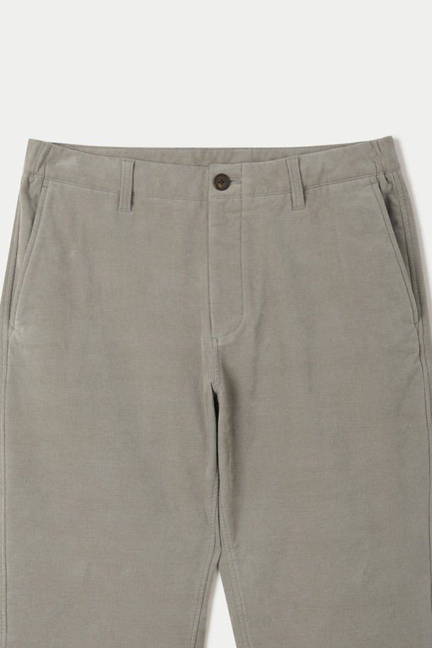 (Set up) 변형 코듀로이 릴렉스 팬츠는 부드러운 촉감의 코듀로이 소재로 제작되어 겨울철 따뜻하게 착용할 수 있는 긴 바지입니다. 릴렉스 핏으로 편안함을 강조했으며, 허리 양쪽에 밴딩 처리가 되어 있어 활동성을 높였습니다. 버팔로 혼 버튼과 뒷포켓 스티치 장식으로 은은한 포인트를 더했으며, 셋업으로도 활용 가능하여 다양한 스타일을 연출할 수 있습니다. 캐주얼, 클래식, 미니멀 스타일을 즐겨 입는 분들께 추천하며, 출근룩, 비즈니스 캐주얼, 모임룩 등 TPO에 맞춰 활용하기 좋습니다.
