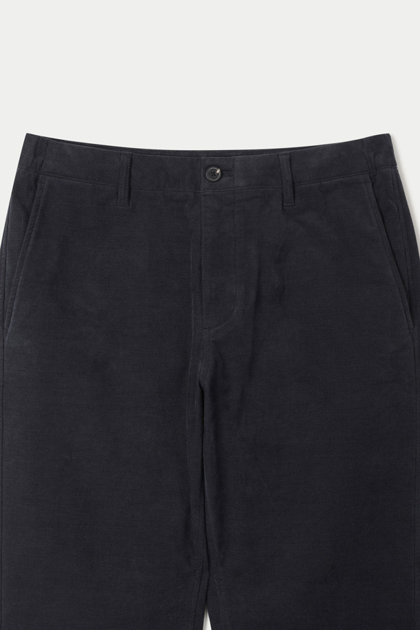 (Set up) 변형 코듀로이 릴렉스 팬츠는 겨울철 캐주얼 및 세미 포멀 스타일을 아우르는 코듀로이 바지입니다. 릴랙스 핏으로 편안함을 강조하며, 허리 양쪽 밴딩으로 활동성을 더했습니다. 부드러운 촉감의 두꺼운 코듀로이 소재에 고밀도 안감을 더해 보온성을 높였습니다. 허벅지는 여유롭고 밑단으로 갈수록 좁아지는 실루엣으로, 셋업 연출이 가능합니다. 버팔로 혼 버튼과 뒷포켓 스티치 장식이 디테일을 더해 출근룩, 비즈니스 캐주얼, 모임룩 등 다양한 TPO에 활용 가능합니다.
