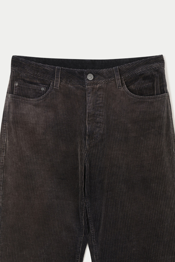 부드러운 촉감의 워싱 코듀로이 루즈 스트레이트 팬츠입니다. 힙과 허벅지에 여유를 주어 편안한 착용감을 선사하며, 데일리룩과 일상룩에 활용하기 좋습니다. 특수가공 워싱 처리된 브라운 컬러의 무지 디자인으로, 빈티지하고 캐주얼한 스타일을 연출합니다. 간절기와 겨울철에 적합하며, 5포켓 디자인과 리벳 장식으로 포인트를 더했습니다. 신축성 있는 면과 코듀로이 혼방 소재에 고밀도 안감을 사용하여 부드러움을 더했습니다.
