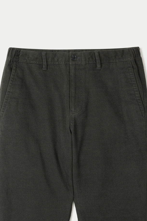 부드러운 촉감의 헤비 코튼 소재로 제작된 스트레이트 핏 팬츠입니다. 톤 다운된 카키 컬러로 캐주얼, 미니멀, 클래식 등 다양한 스타일을 소화하기 좋습니다. 가을, 겨울 시즌에 적합하며, 두꺼운 두께감으로 따뜻하게 착용할 수 있습니다. 허리 밴딩과 스트링 디테일로 편안한 착용감을 제공하며, 브러쉬 가공, 피치 가공, 가먼트 워싱을 거쳐 부드러운 텍스처를 완성했습니다. 사이드 포켓과 싱글 탑스티치 마감으로 실용성과 디자인을 모두 갖춘 데일리 팬츠입니다.
