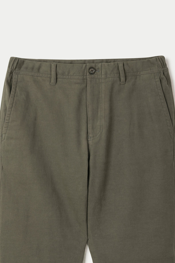 가을, 겨울 시즌을 위한 헤비코튼 스트레이트 팬츠입니다. 부드러운 촉감의 면, 폴리우레탄 혼방 소재로 제작되었으며, 두꺼운 두께감으로 따뜻하게 착용할 수 있습니다. 베이직하고 캐주얼한 스타일로, 일상복은 물론 출근룩, 캠핑룩 등 다양한 TPO에 활용 가능합니다. 허리 이밴드와 스트링으로 편안한 착용감을 제공하며, 브러쉬 가공, 피치 가공, 가먼트 워싱으로 완성도를 높였습니다. 카키, 올리브 두 가지 색상으로 만나보세요.
