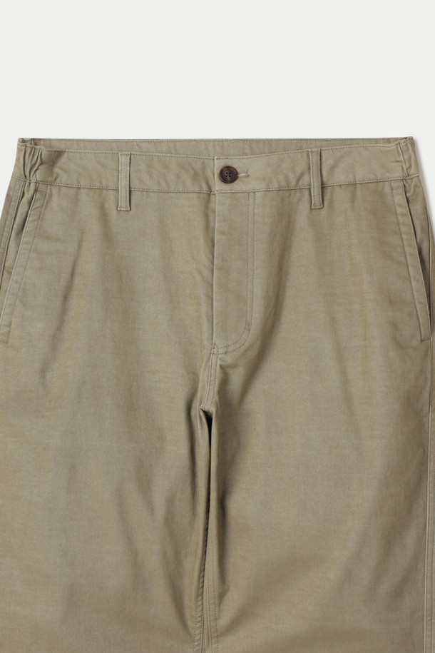 사틴스판 브러시드 카치온 스트레이트 팬츠는 부드러운 촉감의 면과 사틴 혼방 소재로 제작된 긴 기장의 바지입니다. 미니멀한 스타일의 베이지 색상으로, 데일리룩과 일상복에 적합하며 오피스룩과 모임룩으로도 활용할 수 있습니다. 허리 양쪽 밴딩 처리로 편안한 착용감을 선사하며, 릴렉스핏과 스트레이트 핏, 테이퍼드 핏으로 디자인되어 다양한 스타일을 연출할 수 있습니다. 빈티지한 외관과 워시드 아웃 효과, 피치 가공, 카치온 염색, 가먼트 워싱 처리를 통해 은은한 멋을 더했으며, 버팔로 혼 버튼을 사용하여 고급스러움을 더했습니다. 고밀도 안감으로 부드러운 착용감을 느낄 수 있습니다.
