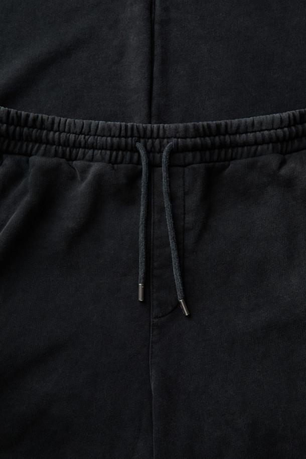 (SET UP) 미네랄워싱 스웻 팬츠는 캐주얼, 스포티, 미니멀 스타일을 모두 아우르는 공용 바지입니다. 일상과 피트니스 활동 모두에 적합하며, 봄, 가을에 착용하기 좋습니다. 부드러운 면 소재로 제작되어 편안한 착용감을 선사하며, 릴랙스핏과 루즈핏으로 활동성을 높였습니다. 미네랄워싱 가공으로 빈티지한 느낌을 살렸으며, 밴딩 허리와 조절 가능한 허리끈으로 편안하게 착용할 수 있습니다. 숏 기장으로 활동적인 느낌을 더해 피트니스룩, 캠핑룩 등 다양한 TPO에 활용 가능합니다.
