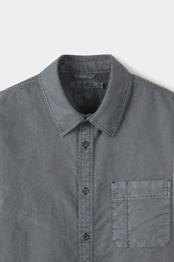 피그다잉 솔리드 릴렉스 셔츠는 빈티지하고 클래식한 스타일을 선호하는 분들을 위한 제품입니다. 옥스포드 조직 면 소재로 제작되어 봄, 가을 간절기에 착용하기 좋으며, 릴랙스핏과 세미루즈핏으로 편안한 착용감을 선사합니다. 가슴 사선 포켓 디자인과 피그먼트 다잉 기법을 적용하여 은은한 페이드아웃 효과를 연출해 더욱 멋스러운 분위기를 더합니다. 기본 칼라의 긴 소매 셔츠로, 데이트룩, 카페룩, 가을 나들이룩 등 다양한 TPO에 활용하기 좋습니다. 단독 세탁을 권장합니다.
