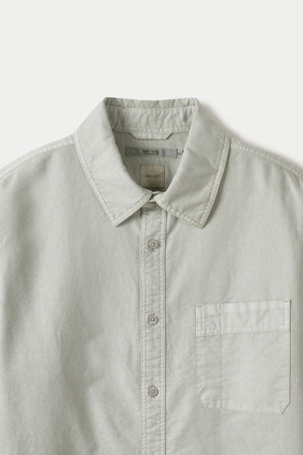 피그다잉 솔리드 릴렉스 셔츠는 빈티지하고 클래식한 스타일을 즐기는 분들을 위한 셔츠입니다. 연그레이 색상의 면 소재로 제작되어 봄, 여름, 가을 계절에 활용하기 좋으며, 릴랙스핏과 세미루즈핏으로 편안한 착용감을 선사합니다. 가슴 사선 포켓 디테일이 돋보이며, 옥스포드 조직으로 제작되어 내구성이 우수합니다. 피그먼트 다잉 가공으로 자연스러운 색감과 빈티지한 멋을 더했으며, 데이트룩, 출근룩 등 다양한 TPO에 맞춰 클래식, 미니멀, 캐주얼 스타일을 연출할 수 있습니다. 단독 세탁을 권장합니다.
