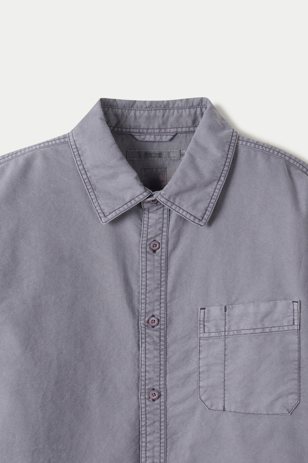 피그다잉 솔리드 릴렉스 셔츠는 부드러운 면 소재의 릴렉스핏 셔츠입니다. 차이나칼라 디자인에 얇은 두께감으로 봄, 여름, 가을 시즌에 착용하기 좋습니다. 피그먼트 다잉 가공을 통해 빈티지한 워싱 효과를 더했으며, 가슴 사선 포켓 디테일이 돋보입니다. 베이직하고 캐주얼한 스타일로, 동네 마실룩, 카페룩, 여행룩 등 다양한 TPO에 활용 가능합니다. 단독 세탁을 권장합니다.
