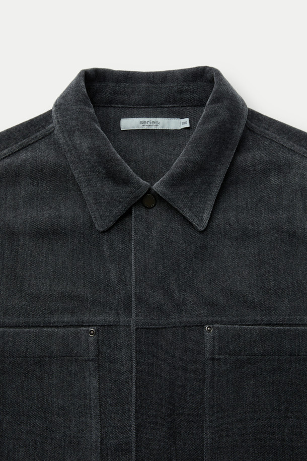 다크 그레이 컬러의 벨루어 아우터 셔츠입니다. 부드러운 셔닐 소재와 폴리에스테르 혼방으로 제작되어, 가을과 겨울에 포근하게 착용할 수 있습니다. 셔츠 칼라와 오버핏 실루엣, 드롭 숄더 디자인으로 미니멀하고 세련된 스타일을 연출합니다. 가슴 요크선, 아웃포켓, 허리 포켓 디테일이 돋보이며, 은은한 광택감과 드레이프성이 특징입니다. 출근룩과 모임룩, 다양한 스타일링에 활용 가능한 아이템입니다.
