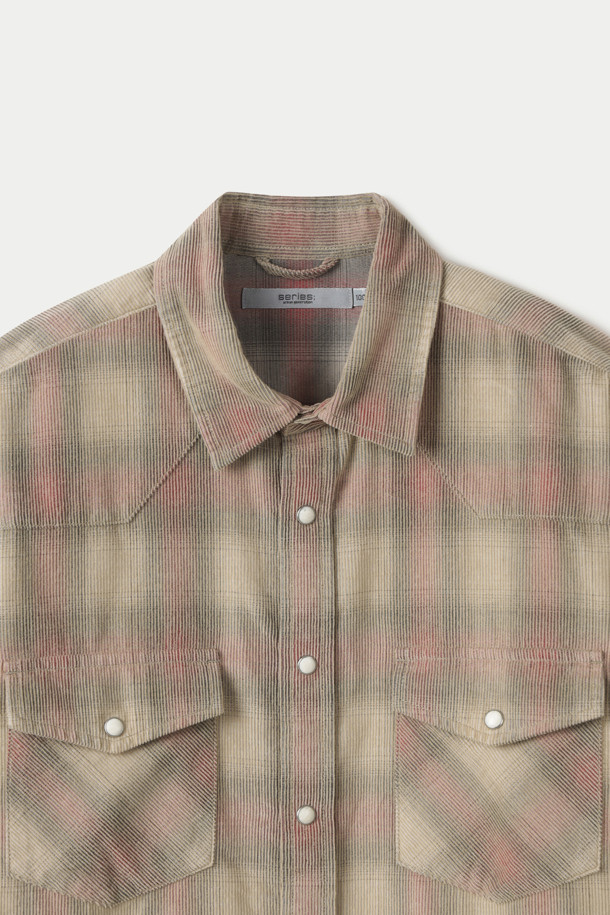 따뜻한 감성의 코듀로이 소재와 웨스턴 스타일이 만난 코듀로이 웨스턴 체크 셔츠입니다. 베이지와 브라운 컬러의 옴브레 체크 패턴이 빈티지하면서도 캐주얼한 무드를 연출합니다. 가볍고 부드러운 코듀로이 소재로 간절기와 겨울에 따뜻하게 착용하기 좋습니다. 진주 스냅 버튼, 뾰족한 요크, 가슴 플랩 포켓 디테일이 웨스턴 스타일을 강조하며, 레귤러 핏으로 편안하게 착용 가능합니다. 클래식과 캐주얼 스타일을 모두 소화할 수 있는 활용도 높은 아이템입니다.
