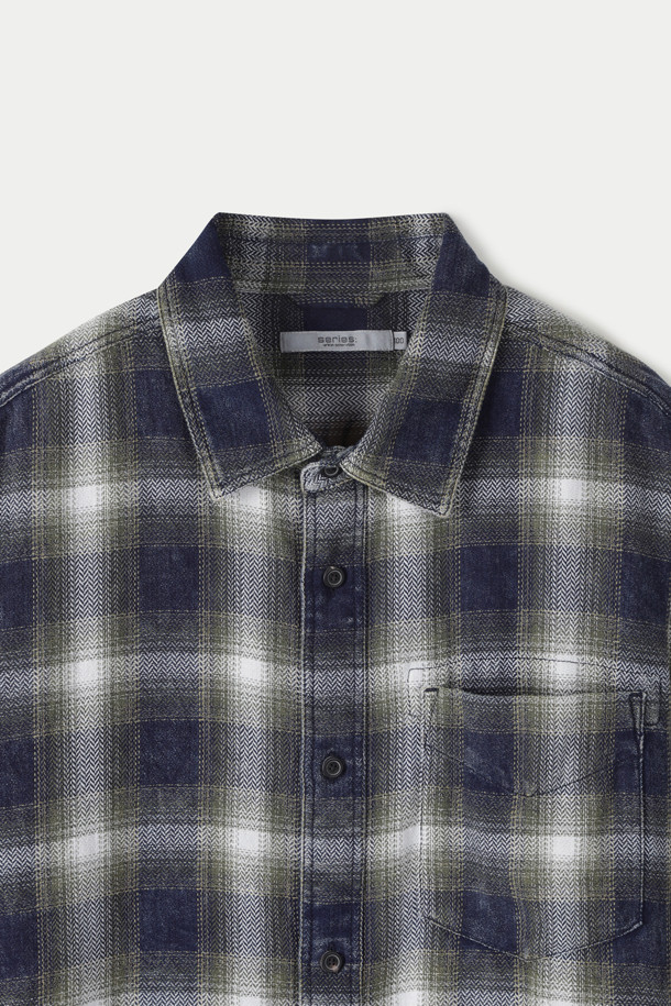 인디고 워싱 체크 오버핏 셔츠는 남성용 셔츠로, 캐주얼하고 미니멀한 스타일을 연출하기 좋습니다. 데이트룩이나 봄 소풍룩에 어울리며, 부드러운 데님 소재에 워싱 가공을 더해 편안한 착용감을 선사합니다. 차이나칼라와 긴 소매, 체크 패턴이 특징이며, 레귤러 기장으로 제작되었습니다. 오버핏으로 트렌디한 스타일을 연출할 수 있으며, 봄, 가을에 활용하기 좋습니다.
