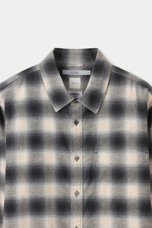 알비아떼 옴브레 체크 릴렉스 셔츠는 이탈리아 ALBINI 그룹의 Albiate 1830 소재를 사용하여 제작되었습니다. 블랙, 화이트, 그레이 색상으로 구성되어 있으며, 데일리룩과 포멀룩 모두 활용 가능합니다. 릴렉스 핏에 기본 칼라 디자인으로 편안하면서도 클래식한 무드를 연출합니다. 내추럴 스트레치성과 견고한 조직감, 버튼 플라켓과 커프스가 특징이며, 오피스룩, 비즈니스 캐주얼, 모임룩에 적합합니다. 미니멀하고 시크한 스타일을 선호하는 분들께 추천합니다.
