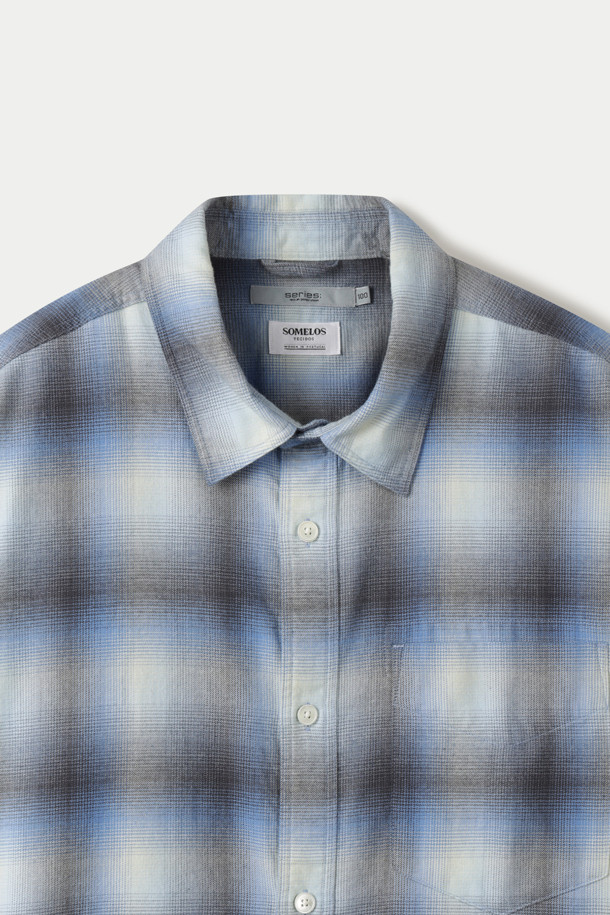 SOMELOS (소멜로스) 블루 옐로우 옴브레 체크 오버핏 셔츠는 간절기, 가을, 초겨울에 어울리는 셔츠입니다. 부드러운 촉감의 고밀도 면사를 사용하여 제작되었으며, 블루와 옐로우 컬러의 옴브레 체크 패턴이 돋보입니다. 드롭 숄더, 플라켓 & 커프스 & 포켓 디테일로 디자인의 완성도를 높였으며, 오버핏으로 편안한 착용감을 선사합니다. 캐주얼, 클래식, 미니멀 스타일 모두 소화 가능한 베이직 셔츠입니다.
