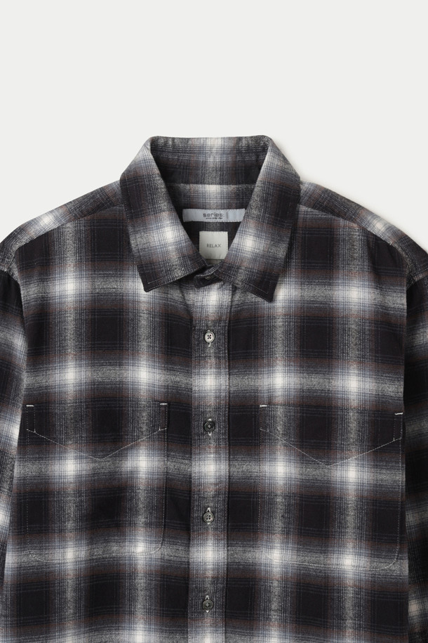 블랙 옴브레 체크 릴렉스 셔츠는 남성용 상의로, 가을과 겨울에 어울리는 캐주얼 스타일의 제품입니다. 블랙과 화이트 컬러의 조화가 세련된 옴브레 체크 패턴으로 디자인되었으며, 차이나칼라와 긴 소매가 특징입니다. 부드러운 면 소재로 제작되어 편안한 착용감을 제공하며, 릴렉스 핏으로 자연스러운 실루엣을 연출합니다. 출근룩과 모임룩, 그리고 캐주얼, 클래식, 미니멀 스타일 모두 소화 가능한 활용도 높은 아이템입니다.
