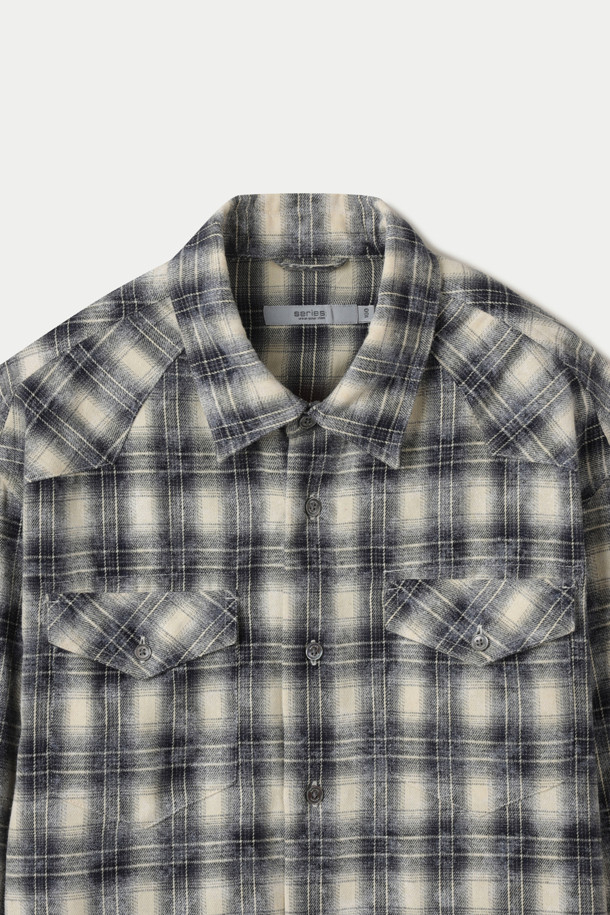 세련된 스프레이 워싱 기법으로 은은한 멋을 더한 남성용 체크 오버핏 셔츠입니다. 부드러운 면 소재로 제작되어 편안한 착용감을 선사하며, 봄, 가을 시즌에 활용하기 좋습니다. 블랙, 화이트, 그레이 세 가지 기본 색상으로 출시되어 출근룩, 모임룩 등 다양한 TPO에 맞춰 캐주얼, 클래식, 미니멀 스타일을 연출할 수 있습니다. 차이나칼라와 긴 소매, 레귤러 기장으로 디자인되어 어떤 체형에도 잘 어울립니다. 워싱 가공으로 자연스러운 분위기를 더한 매력적인 아이템입니다.
