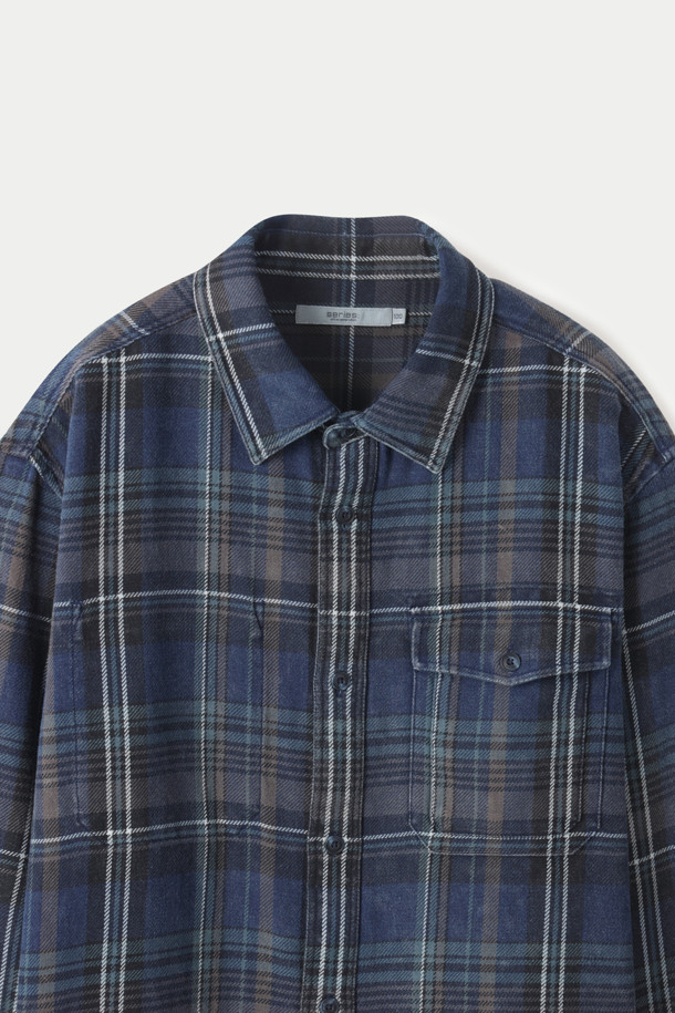 빈티지 워싱 체크 오버형 셔츠는 남녀 모두 착용 가능한 캐주얼하고 베이직한 스타일의 상의입니다. 네이비와 블루 두 가지 색상으로 출시되었으며, 봄, 가을에 적합합니다. 100% 면 소재로 제작되어 부드러운 촉감을 선사하며, 레귤러 기장에 오버핏으로 편안하게 착용할 수 있습니다. 체크 패턴과 워싱 가공, 빈티지 디테일이 돋보이는 긴소매 셔츠입니다. 카라 디자인으로 깔끔한 느낌을 더했습니다.
