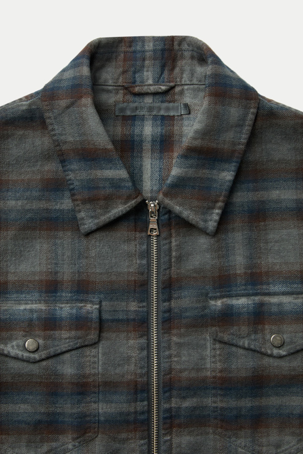 **피그다잉 집업 체크 셔츠**는 부드러운 면 소재에 헤링본 조직으로 제작되어 편안한 착용감을 선사합니다. 루나 다잉 공법으로 은은한 빈티지 무드를 더했으며, 그레이와 블루 두 가지 컬러로 출시되었습니다. 세미오버핏에 셔츠칼라 디자인으로 캐주얼하면서도 클래식한 스타일을 연출할 수 있습니다. 4개의 포켓과 밑단 스트링 디테일로 실용성을 더했으며, 집업과 스냅 버튼 여밈 방식으로 간편하게 착용 가능합니다. 간절기, 겨울철 출근룩, 비즈니스 캐주얼, 모임룩 등 다양한 TPO에 활용하기 좋습니다.
