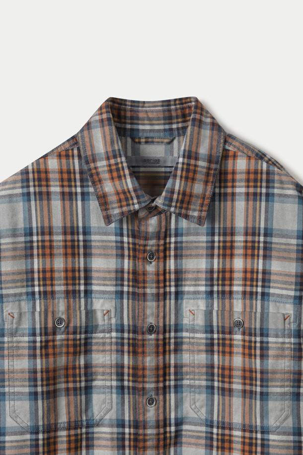 피그다잉 체크셔츠는 베이직하면서 워크웨어 무드를 더한 공용 셔츠입니다. 사계절 착용 가능하며, 레귤러핏과 레귤러 기장으로 편안한 착용감을 선사합니다. 부드러운 면 소재에 피치 가공을 더해 포근한 촉감을 느낄 수 있으며, 루나 다잉 가공으로 은은한 멋을 더했습니다. 워크셔츠 스타일의 양쪽 가슴 포켓 디테일과 차이나칼라 디자인이 특징이며, 이염에 주의하여 단독 세탁하는 것이 좋습니다. 동네 마실룩, 여행룩 등 캐주얼, 워크웨어, 클래식 스타일로 다양하게 연출해보세요.
