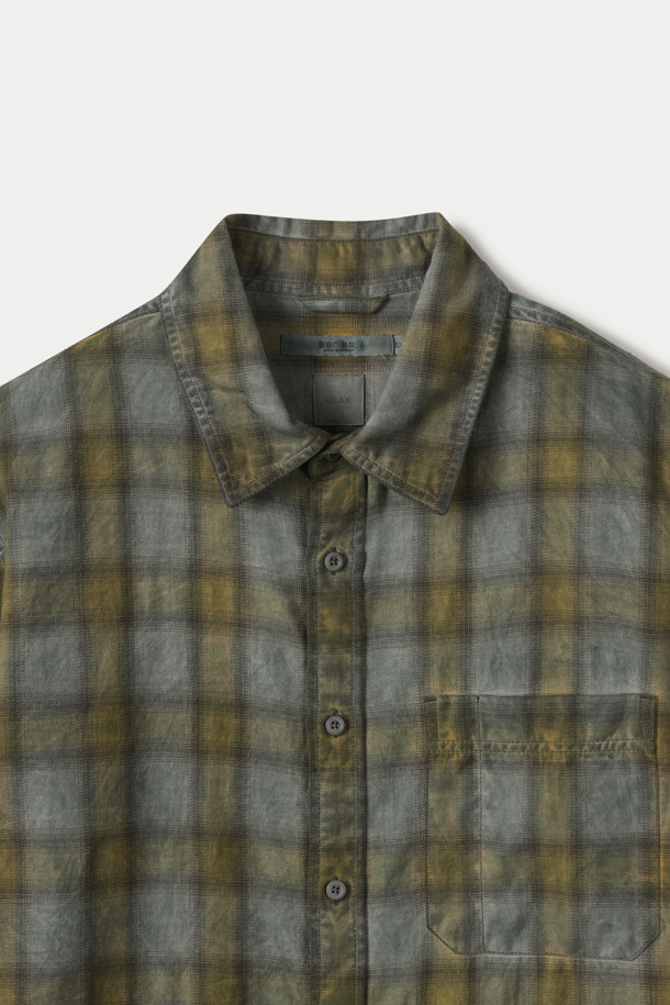 **루나다잉 옐로우 체크 셔츠**는 빈티지 무드와 미니멀한 스타일을 동시에 연출할 수 있는 상의입니다. 부드러운 촉감의 면 소재와 릴렉스 핏으로 편안한 착용감을 선사하며, 클래식 카라와 긴소매 디자인이 특징입니다. 고밀도 트윌 조직과 루나 다잉 가공을 통해 은은한 텍스처를 살렸으며, 옐로우 컬러의 체크 패턴이 돋보입니다. 데이트룩과 카페룩에 잘 어울리며, 단독 세탁을 권장하고 이염에 주의하여 관리해야 합니다. 버튼 플라켓 디테일이 돋보이는 셔츠로, 미니멀, 클래식, 캐주얼 스타일을 즐기는 분들께 추천합니다.
