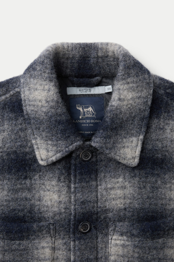 가을과 겨울, 당신의 스타일을 책임질 울 혼방 옴브레 체크 아우터 셔츠입니다. 네이비와 그레이 두 가지 색상으로 만나볼 수 있으며, 캐주얼 및 베이직 스타일을 선호하는 남성분들께 추천합니다. 부드러운 촉감의 울 혼방 소재와 두꺼운 두께감으로 따뜻함을 선사하며, 레귤러핏으로 편안하게 착용 가능합니다. 셔츠형 코트 디자인에 옴브레 염색과 체크 패턴이 더해져, 출근룩은 물론 모임룩까지 멋스럽게 연출할 수 있습니다.
