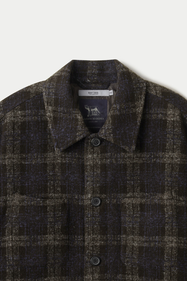 **울혼방 브라운 체크 아우터 셔츠**는 가을과 겨울, 클래식한 무드를 연출하는 아우터 셔츠입니다. 부드러운 울 소재와 레귤러핏으로 편안한 착용감을 선사하며, 이탈리아 LANIFICIO ROMA S.R.L 원단을 사용하여 고급스러움을 더했습니다. 브라운 컬러의 체크 패턴은 미니멀, 시크한 스타일을 연출하기 좋으며 출근룩, 비즈니스 캐주얼, 모임룩 등 다양한 TPO에 활용 가능합니다. 3M 신슐레이트 충전재와 곡선 사선 포켓, 소뿔 단추 디테일이 돋보입니다. 버튼 여밈 방식과 긴 소매 기장으로 세련된 디자인을 완성했습니다.
