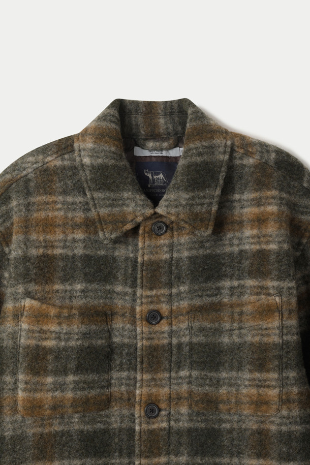 가을, 겨울 시즌에 안성맞춤인 울 혼방 카키 체크 아우터 셔츠입니다. 부드러운 촉감의 모, 폴리에스터, 면, 폴리우레탄 혼방 소재로 제작되어 따뜻함과 편안함을 동시에 선사합니다. 3M 신슐레이트 충전재를 사용하여 보온성을 높였으며, 가슴 부분 곡선 사선 포켓과 허리 양쪽 포켓으로 실용성을 더했습니다. 레귤러핏으로 제작되어 캐주얼, 클래식, 미니멀 스타일 모두 소화 가능하며, 단독 착용 또는 미드레이어로 활용하여 다양한 출근룩과 모임룩을 연출할 수 있습니다. 긴 소매에 전체 소매 단추름 마감과 버튼 여밈 방식으로 깔끔한 스타일을 완성합니다.
