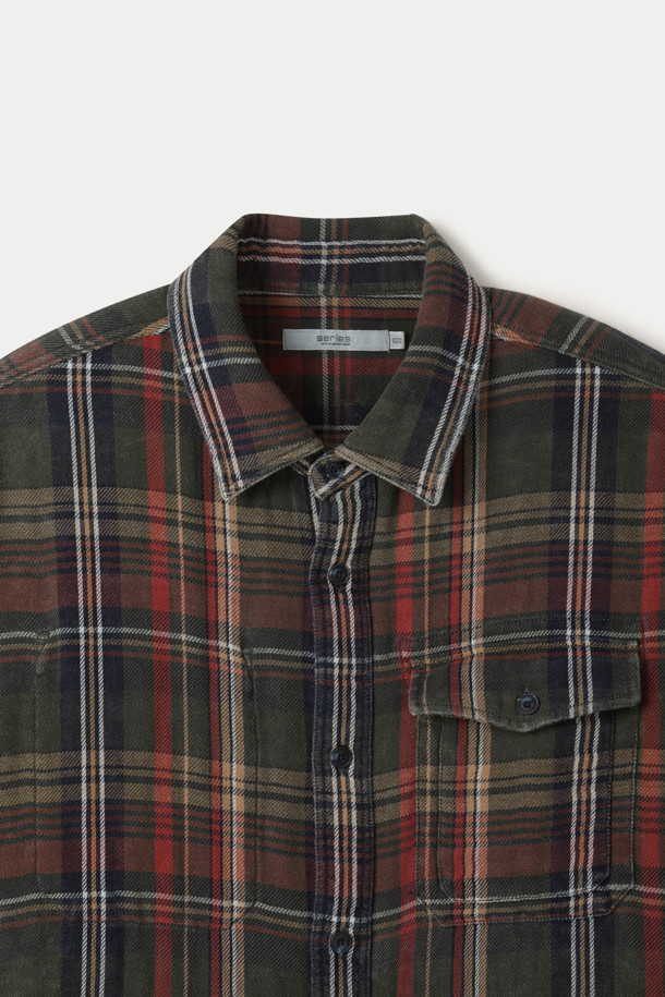 빈티지 워싱 체크 오버형 셔츠는 남성들을 위한 간절기용 상의입니다. 인디고 컬러의 면 소재로 제작되어 드라이한 촉감을 선사하며, 어깨선 드롭과 오버핏 디자인으로 여유로운 착용감을 느낄 수 있습니다. 가슴 포켓의 비대칭 구성이 돋보이며, 프리미엄 원단을 사용하여 깊이 있는 컬러감을 표현했습니다. 미니멀하고 클래식한 스타일로, 데이트룩과 출근룩 모두 소화 가능한 매력적인 아이템입니다.
