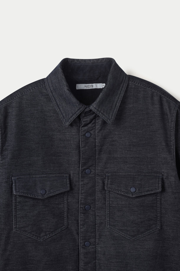 투톤 소프트 코듀로이 퀼팅 아우터셔츠는 부드러운 촉감의 코듀로이 소재와 3M 신슐레이트 충전재를 사용하여 보온성과 경량성을 동시에 갖춘 아우터셔츠입니다. 간절기와 겨울철, 데일리 및 캐주얼 스타일 모두 소화 가능하며, 출근룩과 캠핑룩에도 활용하기 좋습니다. 셔츠형 디자인에 레귤러핏으로 편안하게 착용할 수 있으며, 가슴 빅 포켓, 하단 사선 포켓, 라운드 밑단, 배색 디테일이 돋보입니다. 무지 패턴의 투톤 컬러로 캐주얼, 클래식, 미니멀 등 다양한 스타일을 연출할 수 있습니다. 스냅 여밈 방식으로 편의성을 더했습니다.
