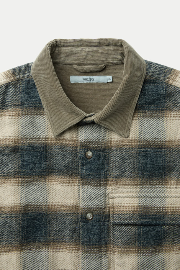 "체크 퀼팅 아우터 셔츠"는 빈티지 스타일의 코듀로이 소재 아우터 셔츠입니다. 부드러운 촉감과 적당한 두께감으로 간절기부터 초겨울까지 착용하기 좋으며, 3M 신슐레이트 충전재를 사용하여 뛰어난 보온성을 제공합니다. 네이비와 베이지 두 가지 컬러로 출시되었으며, 셔츠형 디자인에 퀼팅 디테일과 가슴 1개, 허리 2개의 포켓, 칼라 부분의 코듀로이 배색이 돋보입니다. 세미 오버핏으로 제작되어 편안하면서도 스타일리시하게 연출할 수 있으며, 스냅 버튼으로 간편하게 여밀 수 있습니다. 출근룩과 모임룩은 물론 클래식, 캐주얼, 미니멀 등 다양한 스타일 연출에 활용 가능한 아이템입니다.
