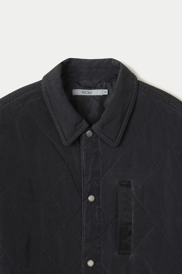 피그 코팅 퀼팅 아우터 셔츠는 남녀 모두 착용 가능한 캐주얼하고 미니멀한 스타일의 아우터입니다. 가을과 겨울에 어울리는 두꺼운 두께감과 뻣뻣한 촉감의 피그 코팅 소재로 제작되어 보온성을 높였습니다. 셔츠형 디자인에 퀼팅 디테일이 더해져 독특한 멋을 연출하며, 레귤러핏으로 편안한 착용감을 선사합니다. 블랙 컬러의 크롭 기장으로, 다양한 스타일링에 활용하기 좋습니다. 버튼 여밈 방식과 긴 소매 기장으로 디자인되었습니다.
