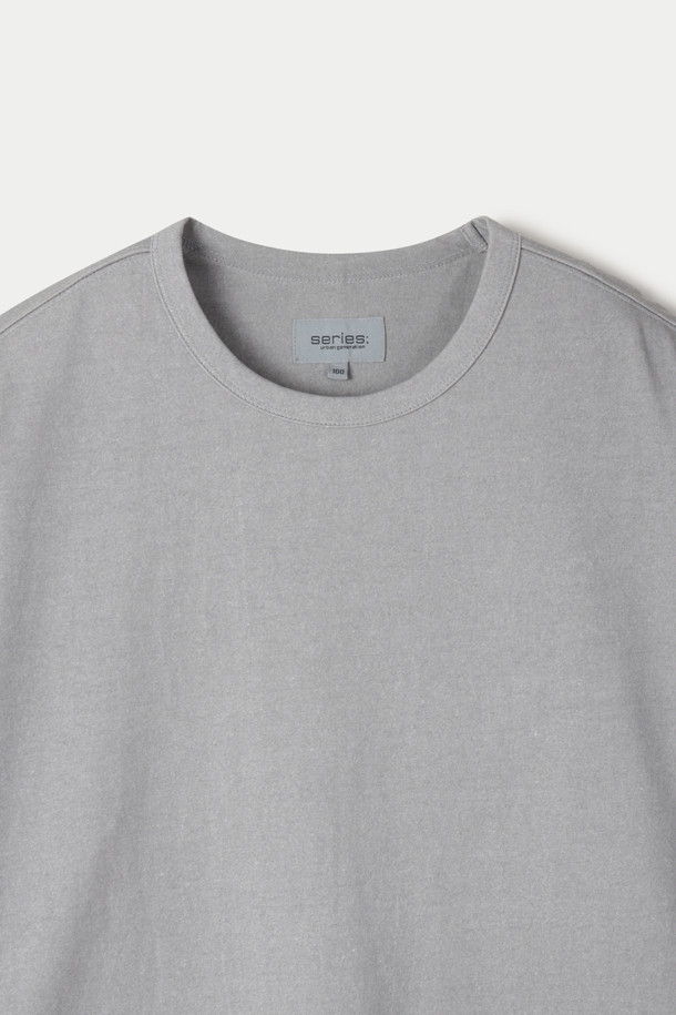 부드러운 촉감의 워싱 반팔 티셔츠입니다. 자연스러운 빈티지 스타일과 베이직한 디자인으로 일상에서 편안하게 착용하기 좋습니다. 얇은 두께감과 통기성으로 여름철 시원하게 입을 수 있으며, 오버핏으로 제작되어 편안한 착용감을 선사합니다. 그레이 컬러의 무지 디자인에 넥 라인 바인딩, 어깨 다트, 로고 자수, 옆선 트임 디테일을 더해 포인트를 주었습니다. 동네 마실룩, 카페룩 등 캐주얼하고 미니멀한 스타일 연출에 적합합니다.
