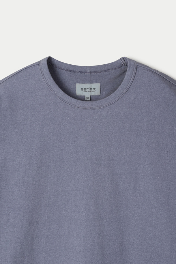 **워싱 반팔 티셔츠**

부드러운 면 소재로 제작된 워싱 반팔 티셔츠입니다. 얇은 두께감으로 여름철에도 시원하게 착용 가능하며, 일상복으로 편안하게 즐길 수 있습니다. 빈티지하면서도 베이직한 스타일로, 동네 마실룩이나 여행룩 등 다양한 TPO에 활용하기 좋습니다. 오버핏 디자인과 라운드넥으로 편안한 착용감을 선사하며, 넥라인 바인딩 처리, 어깨선 다트 디테일, 소매 하단 로고 자수, 옆선 밑단 트임 등의 섬세한 디테일이 돋보입니다. 그레이 컬러의 무지 디자인으로 미니멀한 스타일을 연출하기 좋습니다.
