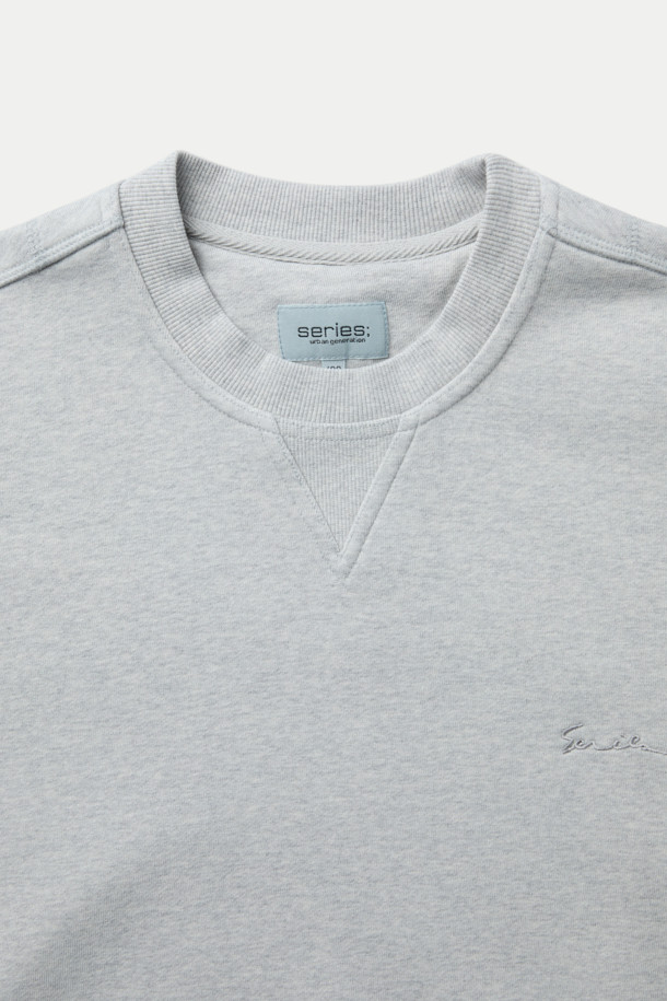 빈티지한 감성을 담은 프린팅 멜란지 스웻 셔츠입니다. 부드러운 촉감과 두꺼운 기모 안감으로 겨울철 따뜻하게 착용하기 좋습니다. 멜란지 그레이 컬러에 캐주얼하고 빈티지한 스타일을 더했으며, 레귤러핏으로 편안한 착용감을 선사합니다. 등판 로고 자수 및 아플리케, 소매단 로고 자수, 전면 스티치 디테일, 빈티지 워싱 가공으로 디자인의 완성도를 높였습니다. 집콕룩, 산책룩 등 다양한 TPO에 캐주얼, 미니멀, 클래식 스타일로 활용하기 좋습니다.
