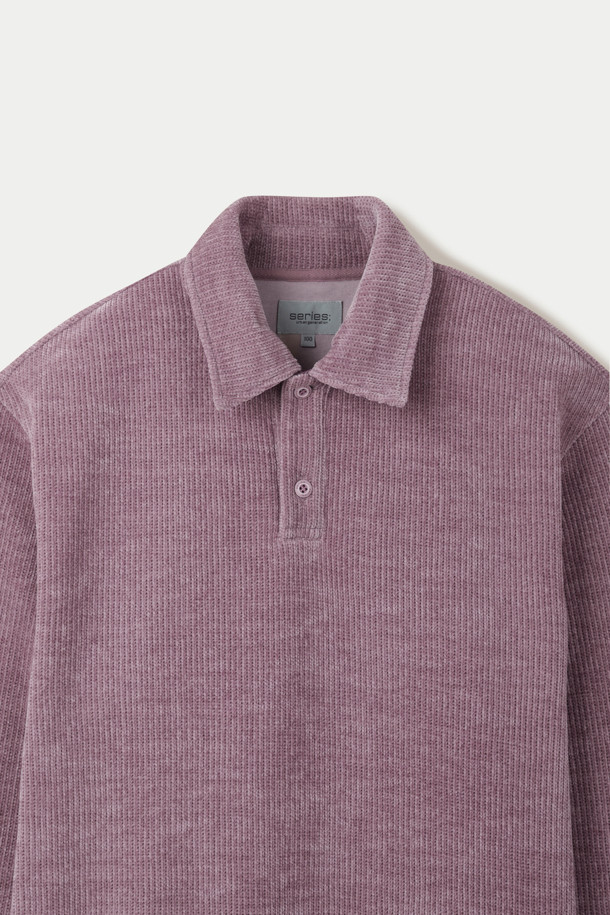 보온성이 뛰어난 셔닐 스웻 셔츠입니다. 벨벳과 유사한 은은한 광택감이 고급스러운 분위기를 자아내며, 부드러운 촉감으로 편안한 착용감을 선사합니다. 퍼플 컬러에 무지 디자인으로, 클래식하고 미니멀한 스타일을 연출하기 좋습니다. 레귤러 핏에 칼라 넥 라인, 플라켓 디테일이 돋보이며, 소매와 밑단 립 처리로 깔끔하게 마무리되었습니다. 겨울철 데일리룩으로 활용하기 좋은 두꺼운 두께감의 긴소매 셔닐 스웻 셔츠입니다.
