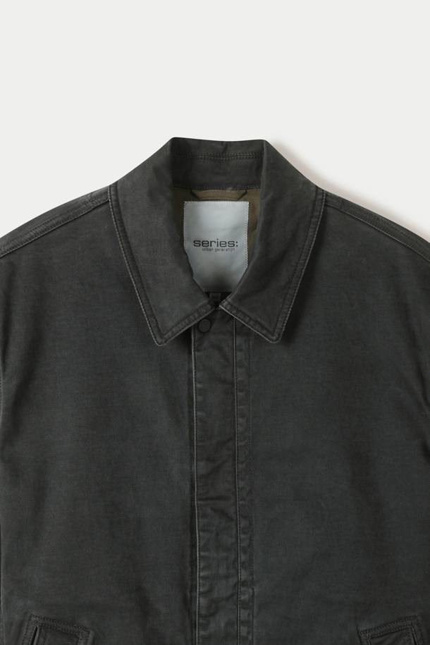 빈티지 숏 점퍼는 레이온과 텐셀 혼방 소재로 제작되어 부드러운 촉감을 선사합니다. 봄, 가을 간절기에 적합하며, 캐주얼, 미니멀, 클래식 스타일 연출에 용이합니다. 블랙 컬러의 무지 디자인에 숏 기장으로 트렌디함을 더했으며, 스탠다드핏으로 편안하게 착용할 수 있습니다. 지퍼형 여밈 방식과 장식 스티치 디테일이 돋보이며 워싱 가공으로 빈티지한 분위기를 자아냅니다. 동네 마실룩, 산책룩에 활용하기 좋으며, 신축성이 있어 활동성을 높였습니다. 단독 세탁 및 이염에 주의하여 관리해야 합니다.
