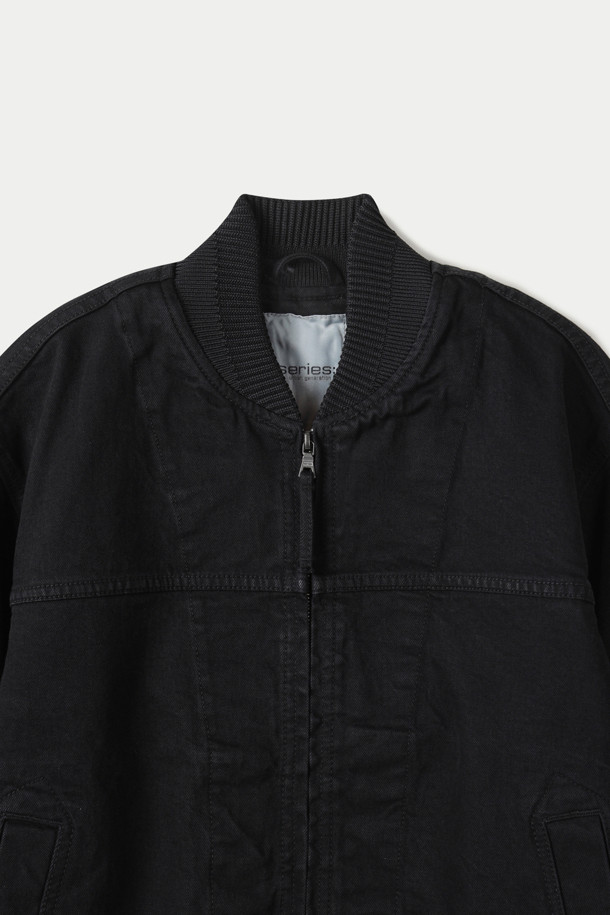 스모킹 데님 MA-1은 빈티지한 감성을 담은 남녀 공용 점퍼입니다. 블랙 컬러의 무지 디자인으로, 데이트룩이나 가을 나들이룩에 활용하기 좋습니다. 허리선 기장의 세미 루즈핏으로 편안하게 착용 가능하며, 스모킹 봉제 디테일, 워싱 가공, 빈티지 텍스처가 특징입니다. 간절기에 입기 좋은 홑겹 두께이며, 집업 방식으로 간편하게 여밀 수 있습니다. 클래식, 미니멀, 캐주얼 스타일을 모두 소화할 수 있는 활용도 높은 아우터입니다.
