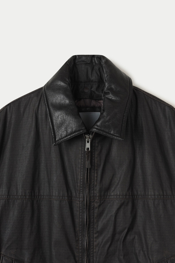 이탈리아 립스탑 카본 코팅 원단을 사용하여 방풍 및 발수 기능을 갖춘 립스탑 워크 블루종 점퍼입니다. 블랙 컬러의 무지 디자인으로, 간절기에 캐주얼하고 빈티지한 스타일을 연출하기 좋습니다. 루즈핏과 세미오버핏으로 편안한 착용감을 제공하며, 부드럽고 유연한 면 소재로 제작되었습니다. 빌트인 가죽 칼라와 탈착 가능한 칼라, 신슐레이트 충전재를 통해 보온성을 높였으며, 레이어드하여 다양한 스타일을 연출할 수 있습니다. 동네 마실룩, 여행룩, 가을 나들이룩 등 다양한 TPO에 활용하기 좋은 워크웨어 스타일의 점퍼입니다.
