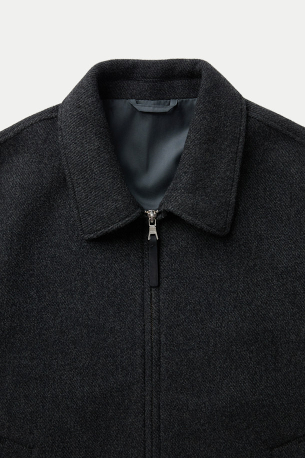 **핸드메이드 블루종**

부드러운 울, 캐시미어, 스웨이드 소재가 조화롭게 어우러져 포근한 착용감을 선사하는 핸드메이드 블루종입니다. 간절기와 겨울철, 데이트룩, 모임룩 등 다양한 TPO에 활용하기 좋으며, 클래식, 미니멀, 캐주얼 스타일을 모두 아우릅니다. 블랙 컬러의 무지 디자인에 세미 루즈핏으로 편안함을 더했으며, 니트 립 마감, 사선 포켓, 스웨이드 배색 디테일이 빈티지 무드를 자아냅니다. 핸드메이드 봉제 방식으로 제작되어 높은 퀄리티를 자랑하는 숏 기장의 집업 블루종입니다.
