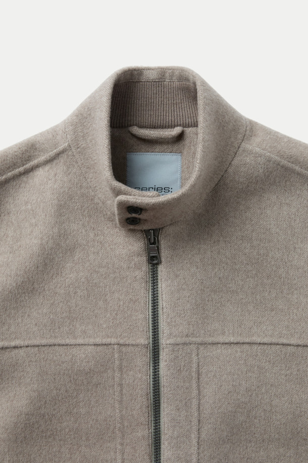 부드러운 울과 캐시미어 혼방 소재로 제작되어 포근한 착용감을 선사하는 핸드메이드 스탠드넥 블루종입니다. 미니멀, 빈티지, 캐주얼 스타일을 아우르며, 가을, 겨울 시즌 데일리룩, 산책룩, 동네 마실룩에 적합합니다. 세미 오버핏으로 편안하게 떨어지는 핏과 드롭된 어깨 라인이 특징이며, 스탠드넥 디자인으로 목을 따뜻하게 감싸줍니다. 밑단 니트 립 마감과 정전기 방지 안감으로 실용성을 높였으며, 무지 디자인으로 다양한 스타일 연출이 용이합니다.
